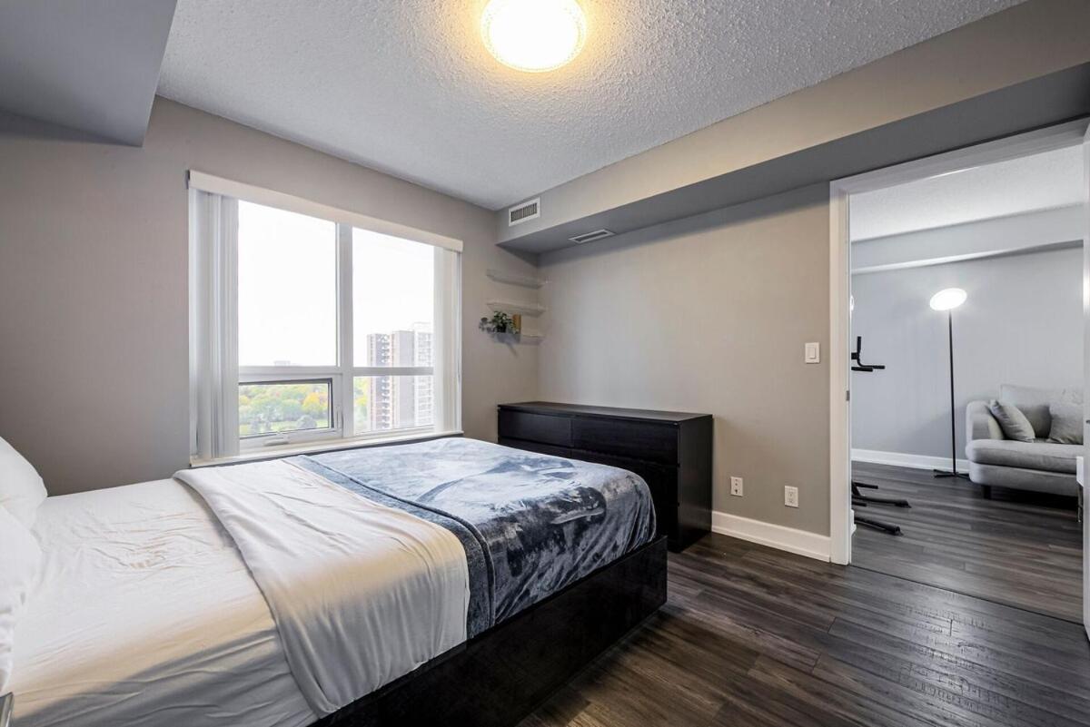 1 Bdrm W Pool Perfect Location Free Parking Apartment Toronto Exterior photo